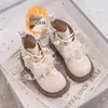 Botas de algodão de cor sólida para crianças, nova coleção outono/inverno 2026, forradas com fleece, com enfeites de flor de pérola e laço, antiderrapantes, quentes e no estilo de coturnos