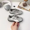 Tênis esportivos femininos 2026 outono novo modelo masculinos respiráveis antiderrapantes confortáveis sapatos de treino alemães casuais versáteis tênis de corrida
