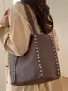 Bolsa de ombro casual retrô texturizada para o dia a dia, novo modelo de verão 2026, bolsa tote fashion de grande capacidade com tachas