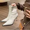 Botines retro de charol ajustados de tacón alto, novedad otoño e invierno 2025, versátiles de estilo europeo y americano, punta fina, tacón de aguja, botines negros.
