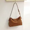 Nova bolsa de ombro feminina transfronteiriça, estilo nicho de alta qualidade, bolsa de ombro cruzada para o outono e inverno em camurça fosca