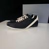 Novidade em Estoque Ro Preto Couro Integral Sola Fina Sapatos Masculinos Cano Baixo Triângulo Invertido Personalidade Tendência Sapatos Femininos Casuais Estilo Casal