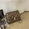 Bolsa de treliça bordada da moda para mulheres, nova bolsa de ombro transversal casual para o dia a dia 2026, bolsa de ombro com corrente da moda