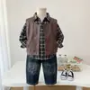 Conjunto de Ropa para Niños Primavera y Otoño 2026 Nueva Moda Ropa Infantil Bebé Otoño Estilo Coreano Chaqueta de Cuero a Cuadros Chaleco Conjunto de Tres Piezas