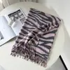 Bufanda personalizada de moda transfronteriza europea y americana para otoño e invierno, calentador de cuello a rayas con estampado de cebra salvaje vintage para mujer, cachemira sintética, venta al por mayor