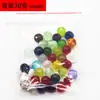 Botones, cuentas y cierres surtidos y coloridos en diseños semitransparentes, disponibles en varios estilos, incluyendo formas redondas e irregulares, para hacer joyería DIY