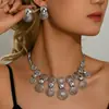 Mais vendido na Europa e América, conjunto de acessórios femininos com colar floral de metal cravejado com strass branco, brincos, pulseira e anel