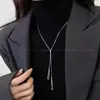 Colar Longo Estilo Menina Doce e Cool Picante com Coração Vermelho em Cordão de Couro Halter para Mulheres, Corrente de Suéter Ajustável Retro de Alta Qualidade para Outono e Inverno