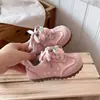 Tênis de Treino para Meninas 2026 Primavera e Outono Novos Tênis Respiráveis com Solado Macio para Meninas Jovens, Sapatos de Princesa com Desenhos de Morango e Cogumelo de Desenho Animado