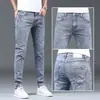 Jeans de Hombre Color Claro de Verano de Hong Kong, Ajuste Delgado Moderno, Pantalones Casuales Elásticos Finos de Alta Gama para Verano 2026