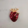 Broche de Corazón Rojo con Forma de Corazón Exagerado Adorno de Pecho de Órgano Médico Broche con un Toque de Lujo de Alta Gama