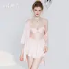 Camisón de encaje transparente satinado tipo rosa, con escote pronunciado, almohadillas en el busto y bata, conjunto para el hogar para mujer Xk7058