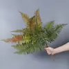 Plantas verdes artificiales en stock, manojos de helecho, hojas de helecho, hierba de helecho para decoración de paredes interiores y diseño de paisajes, césped artificial al por mayor
