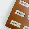 Pendientes de botón cuadrados de acero de titanio de moda súper brillantes con diamante, pendientes de botón coloridos de circonita para el hueso de la oreja, pendientes de botón simples con rosca para mujer