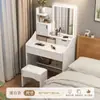 Tocador sencillo y minimalista con espejo para uso doméstico, adecuado para dormitorios pequeños, que ofrece almacenamiento fácil y múltiples funciones