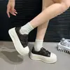 Zapatillas blancas de velcro para mujer, con suela gruesa, que aumentan la altura, diseñadas para que las mujeres bajitas parezcan más altas, mocasines de moda y versátiles para combinar con pantalones de pierna ancha