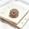 Broche de Novo Estilo Transfronteiriço, Corsage Colorido para Mulheres, Alfinete Exquisito, Estilo Retrô Europeu e Americano, Acessório para Terno, Joia Anti-Exposição