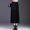 Saia Midi de Veludo Dourado de Cintura Alta que Molda o Quadril para Mulheres 2026 Outono/Inverno Novo Estilo Toque de Luxo Fenda nas Costas Elegante Emagrecedora Saia Midi