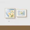Un lujoso juego de sofás para sala de estar con diseño floral, combinado con un juego de cuadros decorativos para el dormitorio, incluyendo un cuadro para la cabecera del dormitorio principal, creando una sofisticada exhibición de arte mural.