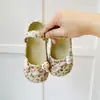 Novidade Verão 2026 Sapatos Perfurados Florais para Meninas, Chinelos Slip-On de Praia para Crianças, Sandálias Pai e Filho para Crianças Maiores