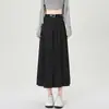 Foto real de falda de cintura alta para mujer, nuevo estilo otoño 2026, elegante y estilizada falda midi plisada línea A