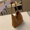 Bolsa de ombro feminina tecida à mão, bolsa tote de veludo, bolsa casual de grande capacidade para o antebraço, nova bolsa de mão 2026
