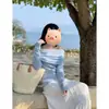 Top de punto azul de manga larga asimétrico estilo francés para mujer, nueva colección principios de otoño 2026, top ajustado y favorecedor sin hombros