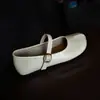 Zapatos Mary Jane planos color blanco roto para mujer, modelo nuevo 2026, con una sola correa de hebilla y suela suave, zapatos de corte bajo de una sola pieza