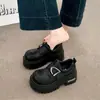 Mocassins com Fivela Retro Femininos 2026 Novo Outono Sapatos com Pequeno Aumento de Altura e Solado Grosso Confortáveis Versáteis Sapatos Pequenos de Couro
