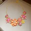 Collar Colgante de Flor de Acrílico con Pedrería Estilo Corte Retro Cadena para Clavícula Diseño Personalizado Sentido de Diseño Accesorios de Collar de Nicho Venta al por Mayor