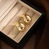 Pendientes de oro cruzados Europa y Estados Unidos pendientes simples versátiles alta gama estilo frío personalidad moda temperamento joyería para orejas