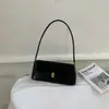 Bolso de hombro versátil nuevo transfronterizo, un bolso de estilo baguette de alta gama, retro y sutilmente lujoso, perfecto para el uso diario a la moda y el uso casual, diseñado para llevarse debajo del brazo