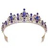 Elegante Corona de Novia Dorada y Azul Incrustada con Cristales y Diamantes de Agua Una Pieza para la Cabeza Atemporal para Bodas Sesiones de Fotos o Ocasiones Especiales Ofreciendo un Aspecto Impresionante para Novias Reinas del Baile o Eventos Elegantes