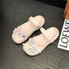 Sapatos Perfurados de Uso Duplo para Uso Externo, Estilo Novo para Mulheres, Sandálias Rasteirinhas Coloridas de Verão, Acessórios Leves de Moda Borboleta Eva 2026