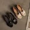 Sandálias quadradas abertas na frente estilo francês para mulheres, sandálias de verão sem calcanhar, sandálias de moda madura em pele de carneiro de 2cm