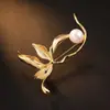 Broche de Perla de Loto Japonés Coreano para Mujer Versátil Pin para Abrigo Accesorios de Ropa Personalidad Corsage para Suéter Moderno