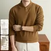Nueva colección Otoño/Invierno 2026 para hombre: una sudadera base suave, cálida y elegante hecha con una mezcla de seda, lana y terciopelo alemán, con un diseño de un solo botón