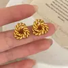 Brincos Elegantes Foscos Versáteis com Enrolamento Metálico Design de Nicho Levemente Luxuosos Simples Delicados