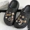 Pingentes de sapato removíveis compatíveis com o exterior para tamancos, acessórios de fivela de flor integrada de urso dourado para DIY, fivelas de flor decorativas de alta qualidade