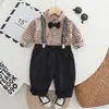 Traje de Primavera com Listras Xadrez Estilo Western para Meninos com Alça de Gravata Borboleta 2025 Novo Estilo Rua Fried Lindo Traje de Primavera para Crianças Bebês