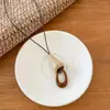 Collar con cordón de cuero de estilo étnico y colgante de gota de agua de resina, cadena para la clavícula única y elegante, accesorio de lujo ligero y de alta gama
