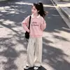Novo Conjunto de Moda Infantil Duas Peças para Meninas Primavera e Outono Sudadora Fofa com Bordado de Coelho Calça de Pernas Largas Versátil Tamanhos Médio e Grande Tendência