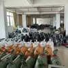 Produção de amostras de camisetas, marca moderna feita sob medida com gola redonda e mangas curtas, fabricação por contrato em pequenos lotes com materiais fornecidos pelo fabricante