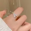 Anel Pequeno de Flor Doce e Requintado para Mulheres Versátil Temperamento Estilo Floresta Fresca Anel Pequeno Empilhável Aberto Ajustável Anel para Dedo Indicador