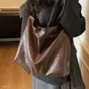 Bolsa Tote Simples de Grande Capacidade da Moda Outono 2026 Feminina Versátil Novo Estilo para o Trabalho Ombro Único Transversal de Mão