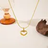 Colar Casual e Exquisito de Nicho Acessível de Luxo Colar com Pingente de Coração Pequeno Corrente Clavicular de Aço Titânio Banhado a Ouro 18K que Não Desbota para Mulheres