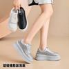 Zapatos Casuales de Moda Huecos Tejidos Estilo Europeo para Mujer Verano 2025 Nuevos Zuecos de Suela Gruesa que Aumentan la Altura Zapatos Blancos Ligeros