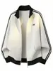 Chamarra de calle estilo americano con bloques de color de tres rayas y cuello alto para hombre, nueva colección otoño/invierno 2026, ropa exterior casual de corte holgado, deportiva y moderna