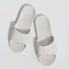 Sandalias para casa con soporte para el arco, cintura delgada, modelo ligero para mujer, populares 2026, suela plana, para viaje, alta gama, silenciosas, antideslizantes.
