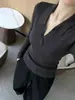 Suéter tejido de manga larga clásico estilo francés para mujer, nueva colección otoño/invierno 2026, corte ajustado, que estiliza la figura, con un sofisticado diseño de cuello en V y versátil para varios atuendos